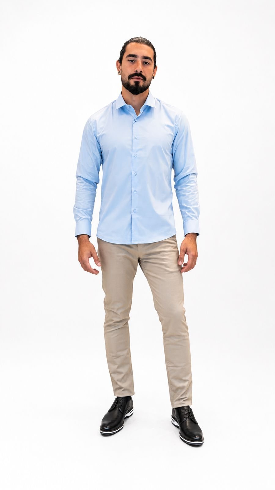 Camisa social azul clara com calça bege