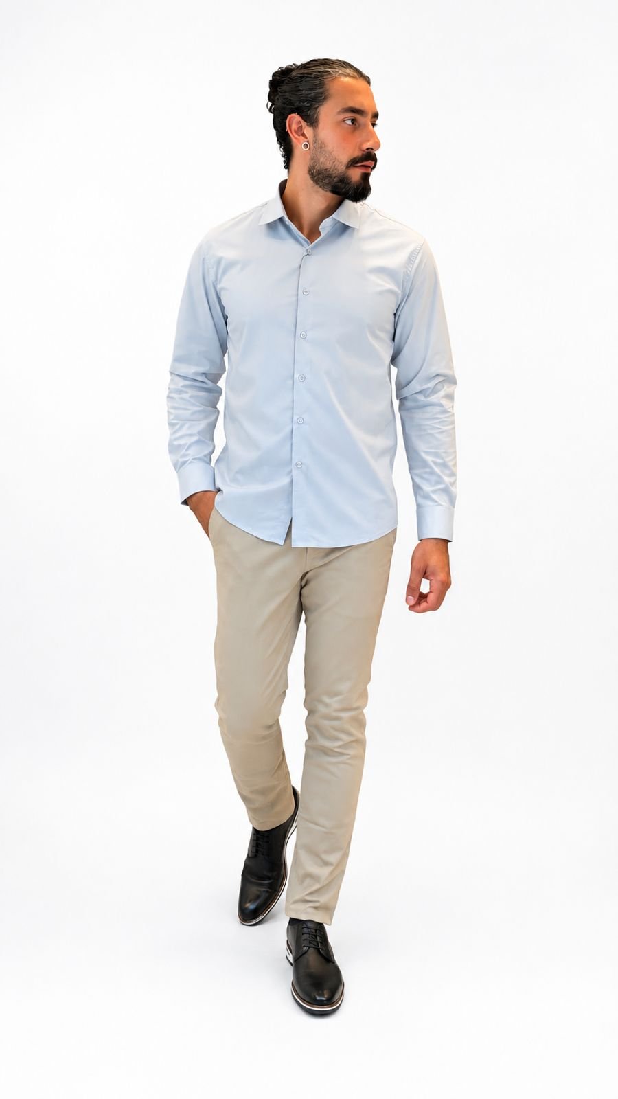 Camisa social azul clara em movimento, calça bege