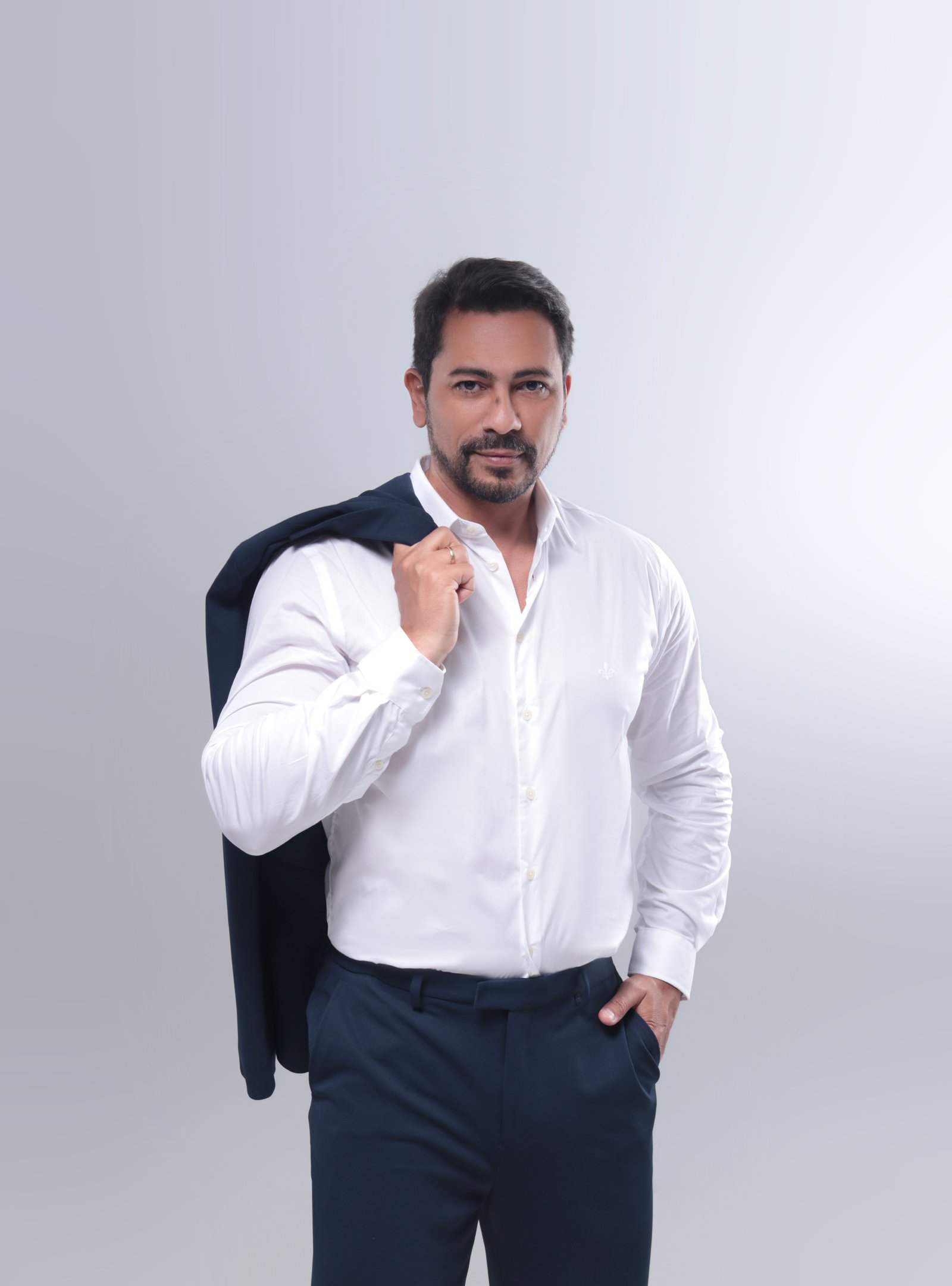 Camisa social branca com blazer marinho no ombro
